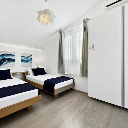 Liberta - Private Family With Pool & Garden Krnica