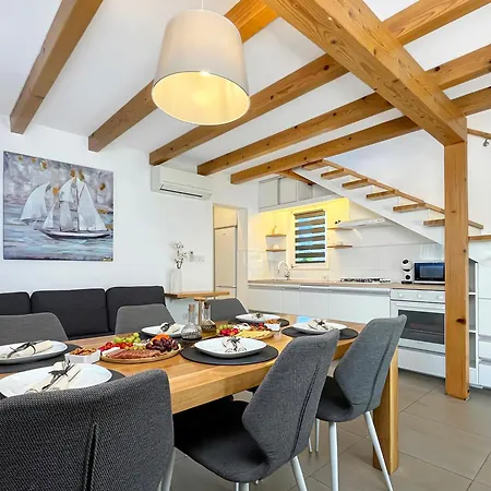Ferienhaus Liberta - Private Family With Pool & Garden