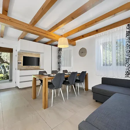 Ferienhaus Liberta - Private Family With Pool & Garden Krnica