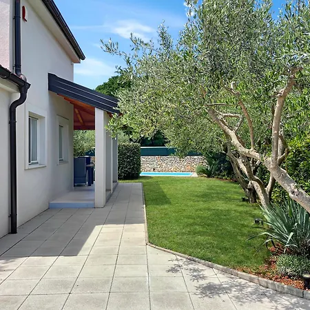 Liberta - Private Family With Pool & Garden Krnica