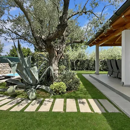 Liberta - Private Family With Pool & Garden Ferienhaus